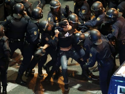 La convocatoria del 25-S acabó con cargas policiales y decenas de heridos y detenidos. En la imagen varios agentes detienen a un manifestante.