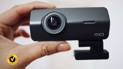 Una mano sujetando una Dashcam