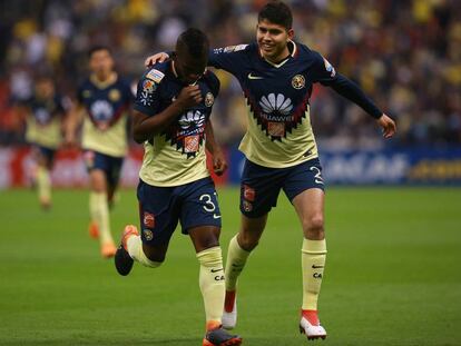 Quintero y Vargas celebran un gol con América.