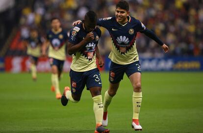 Quintero y Vargas celebran un gol con América.