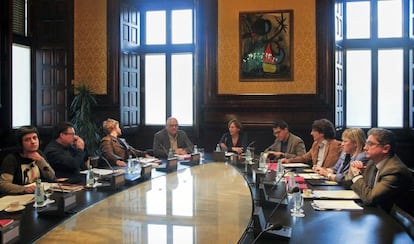 Catalan parliament representatives will soon discuss the separatists' motion.