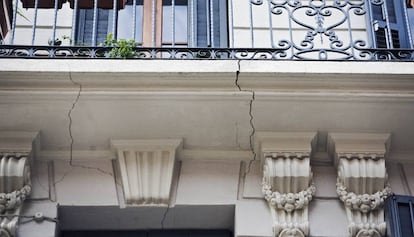 Fachada agrietada de un edificio en Barcelona.