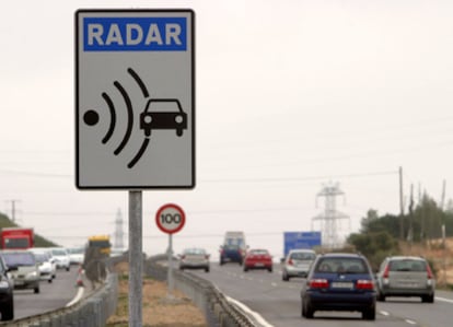 Señalización de radar en la carretera N-420 entre Tarragona y Reus.