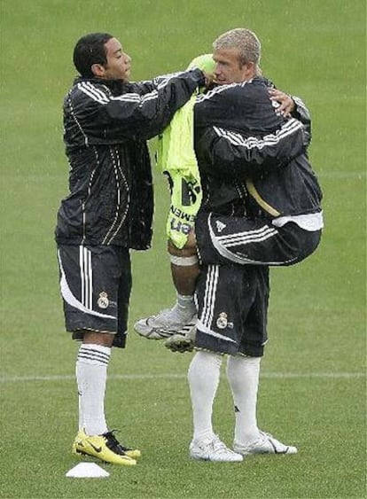 Beckham bromea en el entrenamiento con sus compañeros