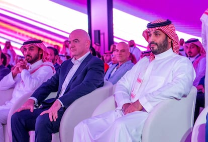 El príncipe heredero de Arabia Saudí, Mohamed Bin Salmán (derecha), con el presidente de la FIFA, Gianni Infantino, y el príncipe y ministro de Deportes saudí, Abdulaziz Bin Turki Al Saud