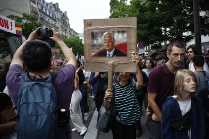 Protesta contra el nombramiento de Michel Barnier como primer ministro, este sábado en París.