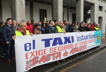 Decenas de taxistas asturianos se han concentrado este miércoles en Oviedo frente a la sede de la Delegación del Gobierno en Asturias.
