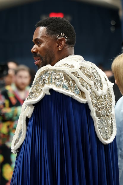El actor Colman Domingo, con una espectacular capa azul de esclavina plateada firmada por Alessandro Michele para Valentino. La acompañó con un collar de Boucheron y un llamativo 'earcuff'.
