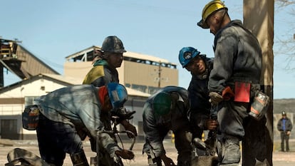 Mineros limpian sus botas al término de su jornada en la mina Pasta de Conchos, en San Juan de Sabinas (Coahuila), en 2007.