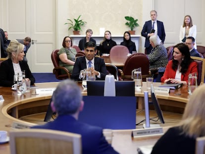 La ministra principal de Irlanda del Norte, Michell O'Neill (izquierda), el primer ministro del Reino Unido, Rishi Sunak, y la vice ministra principal de Irlanda del Norte, Emma Pengelly, este lunes en Belfast.