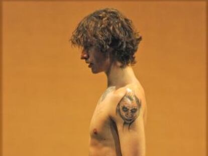 Polunin se autoinflige heridas con cuchillas (una muestra, en su pecho izquierdo), lleva tatuado en el hombro el Joker de Heath Ledger y un lobo aullando en el pubis.