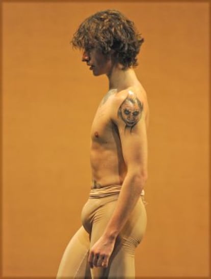 Polunin se autoinflige heridas con cuchillas (una muestra, en su pecho izquierdo), lleva tatuado en el hombro el Joker de Heath Ledger y un lobo aullando en el pubis.