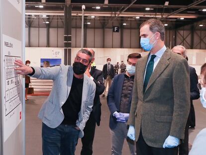 El Rey, durante su visita al hospital de campaña instalado en Ifema (Madrid).