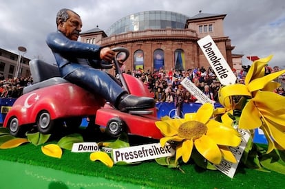 El presidente Recep Tayyip Erdogan caricaturizado sobre una máquina de césped en el Rose Monday, en la ciudad de Mainz.