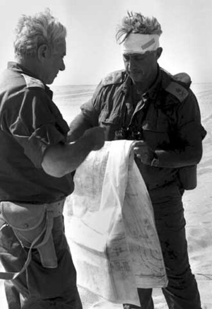 Ariel Sharon (derecha), en el Sinaí durante la guerra del Yom Kippur, en 1973, en una foto cedida por el Gobierno israelí.