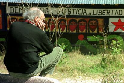 José Saramago esperando ser recibido por los líderes zapatistas en Aguascalientes, México.