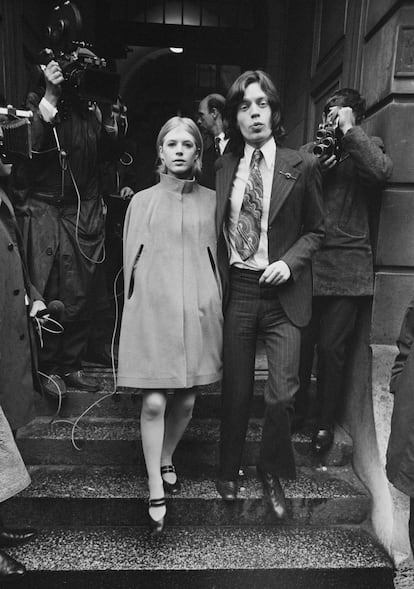 Marianne Faithfull y Mick Jagger abandonando un juzgado de Marlborough Street en 1969 tras ser acusados de posesión de drogas.