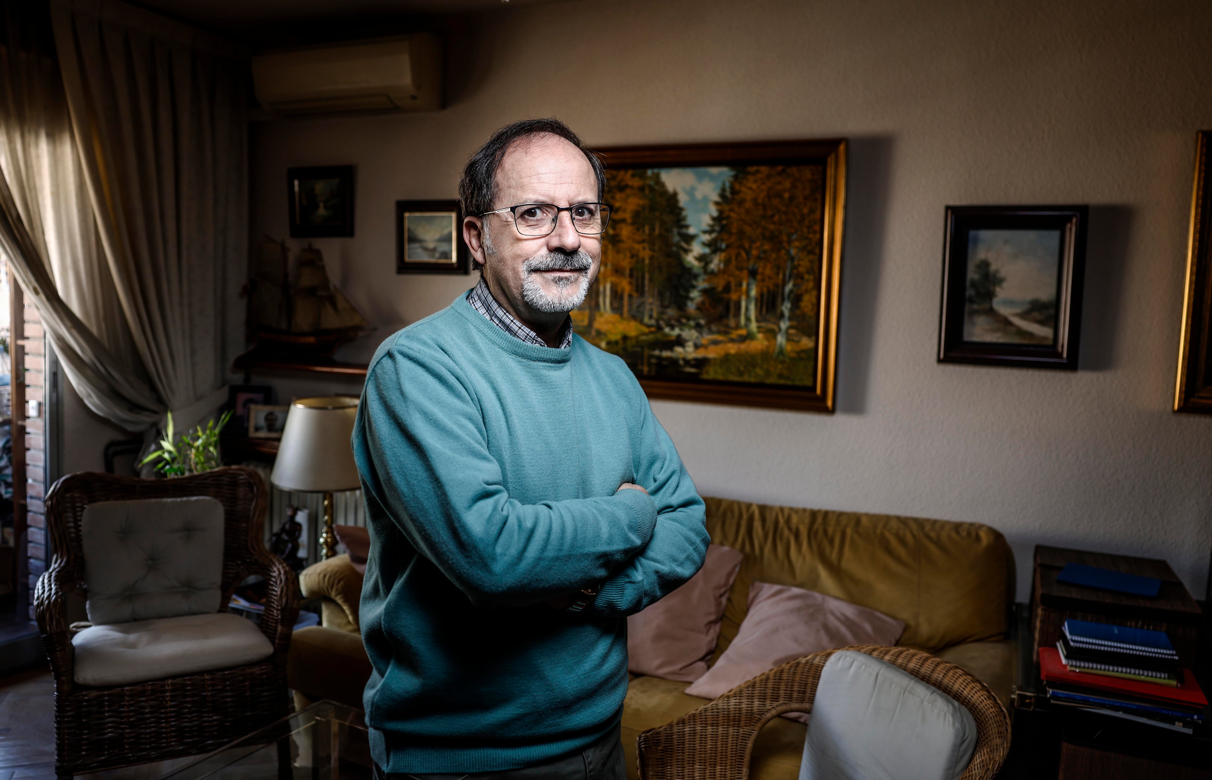 Aurelio Tomé, en la vivienda en la que reside en Alcalá de Henares.