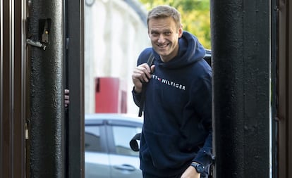 El líder opositor Alexéi Navalni saliendo de prisión este viernes en Moscú.