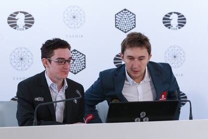 Fabiano Caruana y Serguéi Kariakin, tras su larga lucha, en la sala de prensa