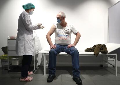 Um homem recebe a injeção da vacina Sputnik V na galeria comercial Gum, em Moscou, em março. 