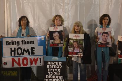 Concentración de familiares y amigos de los rehenes secuestrados por Hamás, el miércoles en Tel Aviv. 