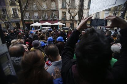 La plataforma de los cascos azules se prepara para defender el edificio el viernes pasado en el desahucio de Juani y Mayra.