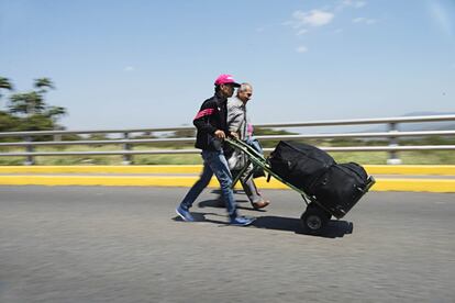 En el pueblo de La Parada, en el lado colombiano, los carretilleros sobreviven ayudando a transportar bultos por unos pocos pesos.