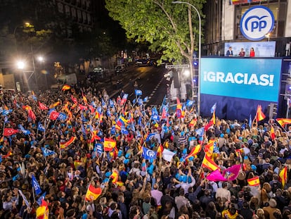 Seguidores del PP celebraban los resultados de las elecciones del 28 de mayo frente a la sede de la formación en Madrid.