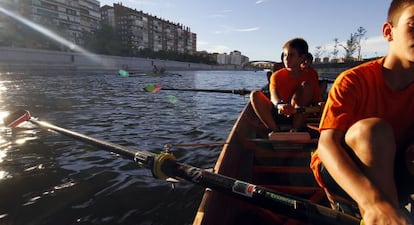 Niños en el nuevo canal de remo del río Manzanares.