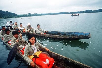 Alumnos de la Ruta Quetzal surcan la bahía de Portobelo, en Panamá, en 1999.