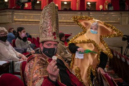 Este año, al contrario que en 2020, los responsables de Loterías han permitido el acceso al sorteo, celebrado en el Teatro Real de Madrid. En la imagen, ambiente en el patio de butacas.