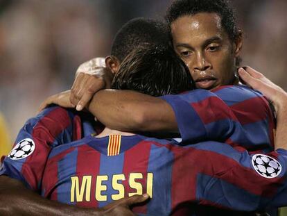 Eto&#39;o, Messi y Ronaldinho se abrazan tras un gol.