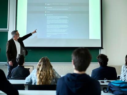 Francesc Pujol, profesor de la Universidad de Navarra, emplea ChatGPT durante una de sus clases.