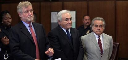 El exdirector gerente del Fondo Monetario Internacional (FMI) Dominique Strauss-Kahn (c) y sus abogados William Taylor (i) y Benjamin Brafman (d) durante su comparecencia ante el tribunal de Nueva York