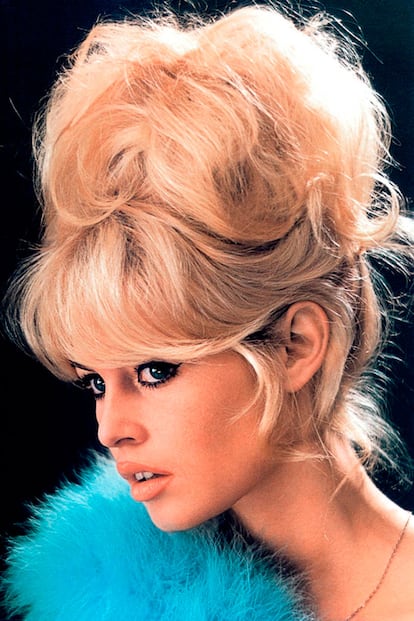 El pelo de Brigitte Bardot (su flequillo, su color y su tupé) sigue siendo uno de los más ansiados e imitados. El moño cardado de la actriz también se convirtió en una de sus señas de identidad.