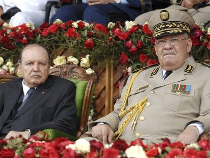 Buteflika (izquierda) con el general Gaid Salah en 2012 en Argel.