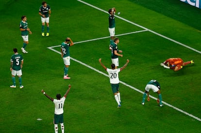 El portero del Palmeiras, Weverton, en el suelo y rodeado de jugadores de su equipo y del Chelsea, tras encajar el segundo gol por un error suyo.