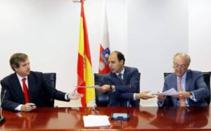 El presidente de Cantabria, Ignacio Diego (c), el director territorial del Banco Santander, Carlos Hazas (i), y el presidente de ADIF, Gonzalo Farré, durante la firma de un acuerdo para financiar la mejora de la red ferroviaria cántabra.