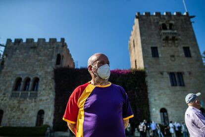 Un visitante de Meirás, con una camiseta con los colores de la bandera republicana, el jueves.