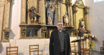 El guardia civil David González, ante el altar de la iglesia de Barbadillo (Salamanca), donde oficia la palabra los fines de semana.