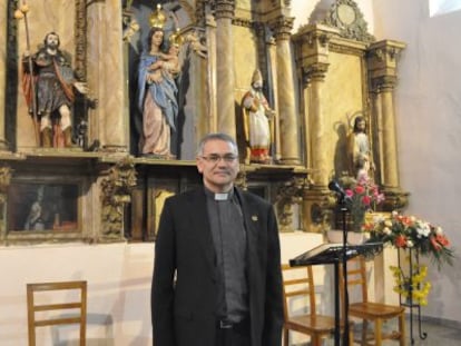 El guardia civil David Gonz&aacute;lez, ante el altar de la iglesia de Barbadillo (Salamanca), donde oficia la palabra los fines de semana.
