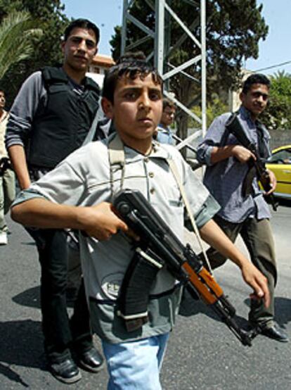Un niño porta un fusil en el entierro de un adolescente palestino en Gaza.