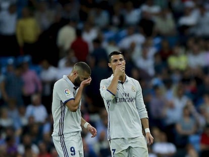 Benzema y Cristiano Ronaldo durante el partido contra el Villarreal.