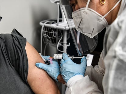 Una mujer recibe la vacuna contra la covid, en Estados Unidos.