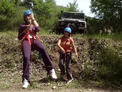 La asociación Trekrural promociona actividades al aire libre (en la imagen, tirolina) en la partida de La Alcoraya.