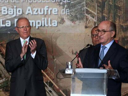 El presidente de Per&uacute;, Pedro Pablo Kuczynski y el presidente de Repsol, Antonio Brufau, en la inauguraci&oacute;n de la planta de di&eacute;sel bajo en azufre