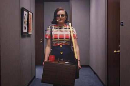 ‘Mad Men’ é, entre outras muitas coisas, uma série sobre as mulheres nos anos sessenta. Peggy Olsen é uma de suas representantes. Inicialmente secretária de Don Draper, vai escalando posições até que, em um dos últimos capítulos da série, passeia vestida desta maneira por seu novo lugar de trabalho pouco depois de passar a noite bebendo com Roger e patinando no antigo escritório. Porque ela merece.