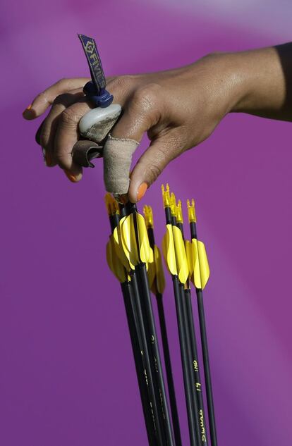 La india Bombayla Devi Laishram coge una flecha en la competición de tiro con arco.