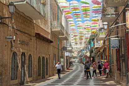 Fotografía de una calle del centro de la ciudad de Jerusalén (Israel), con la vida comercial en mínimos.